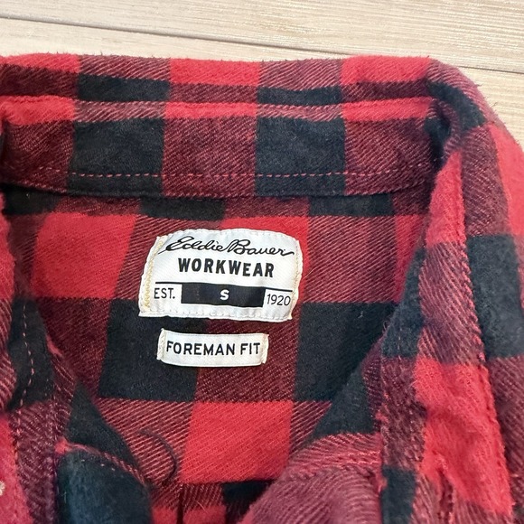Eddie Bauer Workwear Flannel Shirt - Foreman Fit - Size Small Red Black Button - Picture 3 of 8